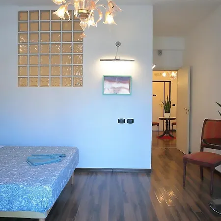 Savoia International_lt_bari Stazione * Bari